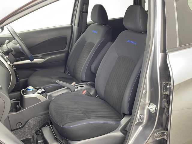日産 ノート e－パワーオーテック 兵庫県 2018(平30)年 1.1万km ダークメタルグレー ・純正SDナビ&TV&Bluetooth&CD&DVD&SD&USB/・アラウンドビューモニター/・エマージェンシーブレーキ/・レーダークルーズコントロール/・レーンキープアシスト/・前後コーナーセンサー/・ABS/・横滑り防止機能（VDC）/・盗難防止装置/・LEDライト/・オートライト/・ナビ連動ドライブレコーダー/・デジタルインナーミラー/・純正フロアマット/・純正アルミホイール/・LEDヘッドライト/・AACエアコン/・ETC/・スマートキー/・スペアキー/・Wエアバック/・プッシュスタート/・記録簿/・保証書/・取扱説明書