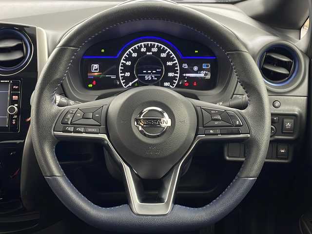 日産 ノート e－パワーオーテック 兵庫県 2018(平30)年 1.1万km ダークメタルグレー ・純正SDナビ&TV&Bluetooth&CD&DVD&SD&USB/・アラウンドビューモニター/・エマージェンシーブレーキ/・レーダークルーズコントロール/・レーンキープアシスト/・前後コーナーセンサー/・ABS/・横滑り防止機能（VDC）/・盗難防止装置/・LEDライト/・オートライト/・ナビ連動ドライブレコーダー/・デジタルインナーミラー/・純正フロアマット/・純正アルミホイール/・LEDヘッドライト/・AACエアコン/・ETC/・スマートキー/・スペアキー/・Wエアバック/・プッシュスタート/・記録簿/・保証書/・取扱説明書