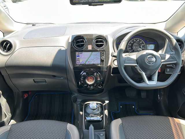 日産 ノート e－パワー メダリスト 茨城県 2017(平29)年 0.8万km ガーネットレッド 社外ナビゲーション/CD/DVD/Bluetooth/フルセグ/アラウンドビューモニター/横滑り防止装置/エマージェンシーブレーキ/レーンキープアシスト/プッシュスタート/スマートキー/ETC/前方ドライブレコーダー/ハーフレザーシート/純正15インチAW/オートライト/LEDヘッドライト/保証書、取扱説明書