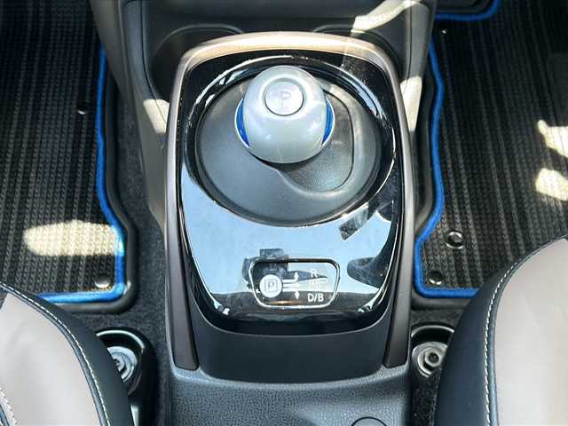 日産 ノート e－パワー メダリスト 茨城県 2017(平29)年 0.8万km ガーネットレッド 社外ナビゲーション/CD/DVD/Bluetooth/フルセグ/アラウンドビューモニター/横滑り防止装置/エマージェンシーブレーキ/レーンキープアシスト/プッシュスタート/スマートキー/ETC/前方ドライブレコーダー/ハーフレザーシート/純正15インチAW/オートライト/LEDヘッドライト/保証書、取扱説明書