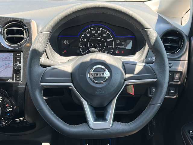 日産 ノート e－パワー メダリスト 茨城県 2017(平29)年 0.8万km ガーネットレッド 社外ナビゲーション/CD/DVD/Bluetooth/フルセグ/アラウンドビューモニター/横滑り防止装置/エマージェンシーブレーキ/レーンキープアシスト/プッシュスタート/スマートキー/ETC/前方ドライブレコーダー/ハーフレザーシート/純正15インチAW/オートライト/LEDヘッドライト/保証書、取扱説明書
