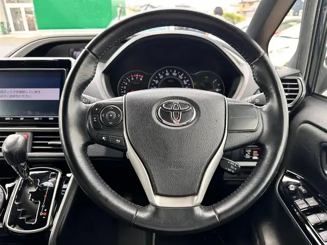 トヨタ ヴォクシー ZS 煌Ⅱ 宮城県 2020(令2)年 3.2万km ブラッキッシュアゲハガラスフレーク セーフティセンス/・プリクラッシュセーフティ/・レーンディパーチャーアラート/・オートマチックハイビーム/先行車発進告知機能/インテリジェントクリアランスソナー/純正フリップダウンモニター（V12T-R68C）/純正9インチナビ（NSZT-Y68T）/・CD/DVD/・Bluetooth/・フルセグTV/バックカメラ/ビルトインETC/ドライブレコーダー/両側パワースライドドア/革巻きステアリング/クルーズコントロール/ステアリングスイッチ/LEDヘッドランプ/フォグランプ/オートライト/スマートキー＆プッシュスタート/スペアキー/電動格納ミラー/純正16インチAW/純正フロアマット/純正ドアバイザー/Wエアバッグ