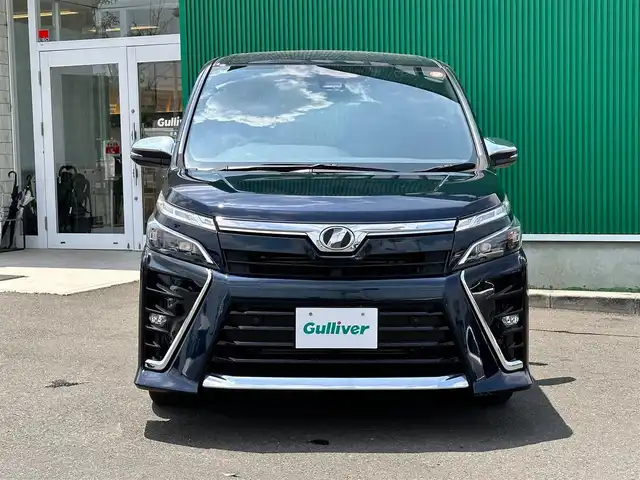 トヨタ ヴォクシー ZS 煌Ⅱ 宮城県 2020(令2)年 3.2万km ブラッキッシュアゲハガラスフレーク セーフティセンス/・プリクラッシュセーフティ/・レーンディパーチャーアラート/・オートマチックハイビーム/先行車発進告知機能/インテリジェントクリアランスソナー/純正フリップダウンモニター（V12T-R68C）/純正9インチナビ（NSZT-Y68T）/・CD/DVD/・Bluetooth/・フルセグTV/バックカメラ/ビルトインETC/ドライブレコーダー/両側パワースライドドア/革巻きステアリング/クルーズコントロール/ステアリングスイッチ/LEDヘッドランプ/フォグランプ/オートライト/スマートキー＆プッシュスタート/スペアキー/電動格納ミラー/純正16インチAW/純正フロアマット/純正ドアバイザー/Wエアバッグ