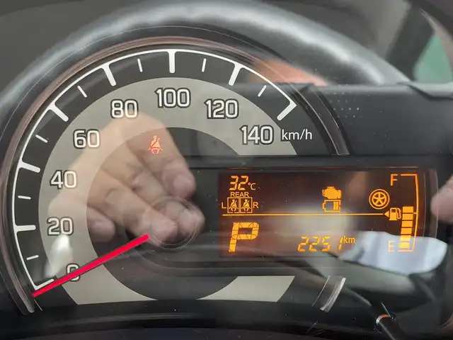 スズキ アルト L 静岡県 2023(令5)年 0.3万km ピュアホワイトP ワンオーナー/登録時2251キロ/純正ディスプレイオーディオ/USB/Bluetooth/バックカメラ/セーフティサポート（予防安全技術）/・デュアルカメラブレーキサポート/・誤発進抑制機能/・後方誤発進抑制機能/・車線逸脱警報機能/・ふらつき警報機能/・先行車発進お知らせ機能/・ハイビームアシスト/アイドリングストップ/LEDライト/前席シートヒーター/純正フロアマット/ドアバイザー/キーレス/スペアキー/新車時保証書/取扱説明書