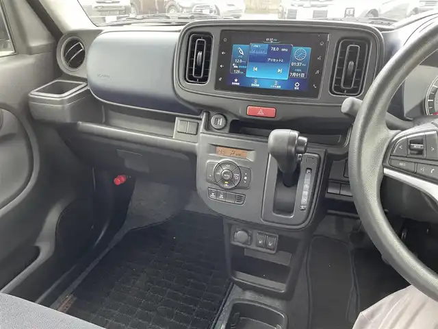 スズキ アルト L 静岡県 2023(令5)年 0.3万km ピュアホワイトP ワンオーナー/登録時2251キロ/純正ディスプレイオーディオ/USB/Bluetooth/バックカメラ/セーフティサポート（予防安全技術）/・デュアルカメラブレーキサポート/・誤発進抑制機能/・後方誤発進抑制機能/・車線逸脱警報機能/・ふらつき警報機能/・先行車発進お知らせ機能/・ハイビームアシスト/アイドリングストップ/LEDライト/前席シートヒーター/純正フロアマット/ドアバイザー/キーレス/スペアキー/新車時保証書/取扱説明書
