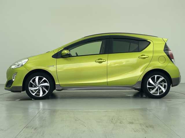 トヨタ アクア X－URBAN 愛知県 2014(平26)年 7.7万km フレッシュグリーンマイカメタリック 社外ナビ/・フルセグテレビ/・Ｂｌｕｅｔｏｏｔｈ/・ＳＤ音楽録音/・ＣＤ/ＤＶＤ/オートライト/ＥＴＣ/ルーフレール/純正16インチアルミホイール/スマートキー