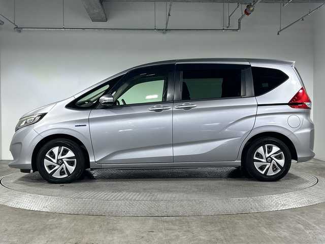ホンダ フリード ハイブリット G ホンダセンシング 神奈川県 2017(平29)年 7.1万km ルナシルバーM 純正7インチSDナビ/CD&DVD&SD&BT&フルセグTV/バックカメラ/純正ドライブレコーダー/純正ビルトインETC/ホンダセンシング/衝突軽減ブレーキ/誤発進抑制機能/歩行者事故低減ステアリング/アダプティブクルーズコントロール/車線維持支援システム/路外逸脱抑制機能/先行車発進お知らせ機能/標識認識機能/ドアバイザー/LEDヘッドライト/オートライト/ウィンカーミラー