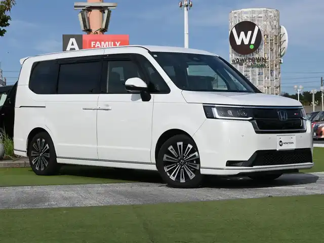 ホンダ ステップワゴン スパーダ eHEV プレミアムライン 千葉県 2024(令6)年 1.7万km プラチナホワイトパール ホンダセンシング/・衝突軽減ブレーキ（CMBS）/・車線維持支援システム（LKAS）/・アダプティブクルーズコントロール（ACC）/・後方誤発進抑制機能/・誤発進抑制機能/・ブラインドスポットインフォメーション/パワーバックドア/両側パワースライドドア/9インチ純正コネクトナビ/地デジTV/【DVD/CD再生機能　Bluetooth接続】/マルチビューカメラシステム/ドライブレコーダー（前後撮影）/ハーフレザーシート/前席シートヒーター/後席オットマン/革巻きステアリング/ステアリングスイッチ/パドルシフト/ETC/LEDヘッドライト/フォグライト/ウインカーミラー/コーナーセンサー/純正17インチアルミホイル/サイド/カーテンエアバッグ/Honda スマートキー