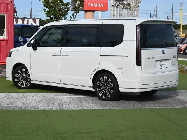 ホンダ ステップワゴン スパーダ eHEV プレミアムライン 千葉県 2024(令6)年 1.7万km プラチナホワイトパール ホンダセンシング/・衝突軽減ブレーキ（CMBS）/・車線維持支援システム（LKAS）/・アダプティブクルーズコントロール（ACC）/・後方誤発進抑制機能/・誤発進抑制機能/・ブラインドスポットインフォメーション/パワーバックドア/両側パワースライドドア/9インチ純正コネクトナビ/地デジTV/【DVD/CD再生機能　Bluetooth接続】/マルチビューカメラシステム/ドライブレコーダー（前後撮影）/ハーフレザーシート/前席シートヒーター/後席オットマン/革巻きステアリング/ステアリングスイッチ/パドルシフト/ETC/LEDヘッドライト/フォグライト/ウインカーミラー/コーナーセンサー/純正17インチアルミホイル/サイド/カーテンエアバッグ/Honda スマートキー