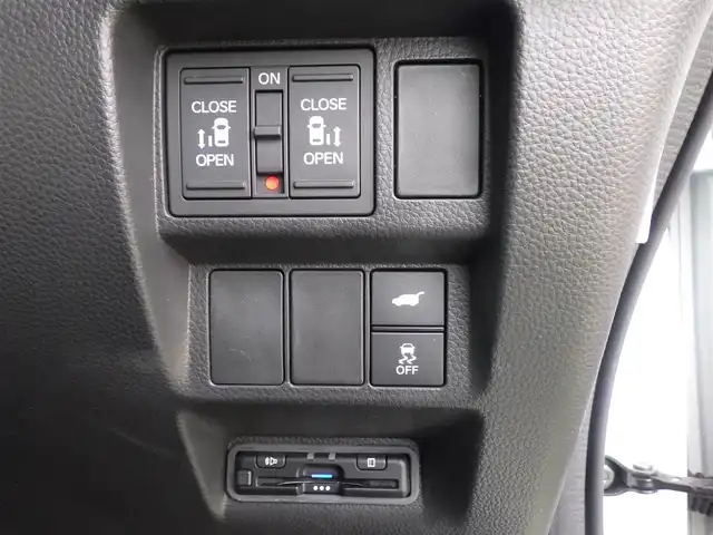 ホンダ ステップワゴン スパーダ eHEV プレミアムライン 千葉県 2024(令6)年 1.7万km プラチナホワイトパール ホンダセンシング/・衝突軽減ブレーキ（CMBS）/・車線維持支援システム（LKAS）/・アダプティブクルーズコントロール（ACC）/・後方誤発進抑制機能/・誤発進抑制機能/・ブラインドスポットインフォメーション/パワーバックドア/両側パワースライドドア/9インチ純正コネクトナビ/地デジTV/【DVD/CD再生機能　Bluetooth接続】/マルチビューカメラシステム/ドライブレコーダー（前後撮影）/ハーフレザーシート/前席シートヒーター/後席オットマン/革巻きステアリング/ステアリングスイッチ/パドルシフト/ETC/LEDヘッドライト/フォグライト/ウインカーミラー/コーナーセンサー/純正17インチアルミホイル/サイド/カーテンエアバッグ/Honda スマートキー