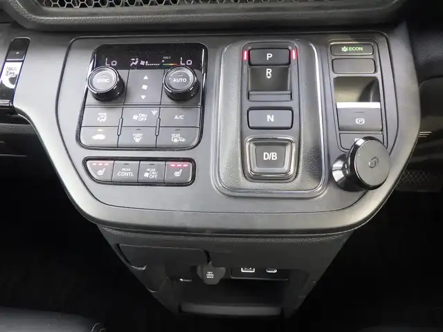 ホンダ ステップワゴン スパーダ eHEV プレミアムライン 千葉県 2024(令6)年 1.7万km プラチナホワイトパール ホンダセンシング/・衝突軽減ブレーキ（CMBS）/・車線維持支援システム（LKAS）/・アダプティブクルーズコントロール（ACC）/・後方誤発進抑制機能/・誤発進抑制機能/・ブラインドスポットインフォメーション/パワーバックドア/両側パワースライドドア/9インチ純正コネクトナビ/地デジTV/【DVD/CD再生機能　Bluetooth接続】/マルチビューカメラシステム/ドライブレコーダー（前後撮影）/ハーフレザーシート/前席シートヒーター/後席オットマン/革巻きステアリング/ステアリングスイッチ/パドルシフト/ETC/LEDヘッドライト/フォグライト/ウインカーミラー/コーナーセンサー/純正17インチアルミホイル/サイド/カーテンエアバッグ/Honda スマートキー