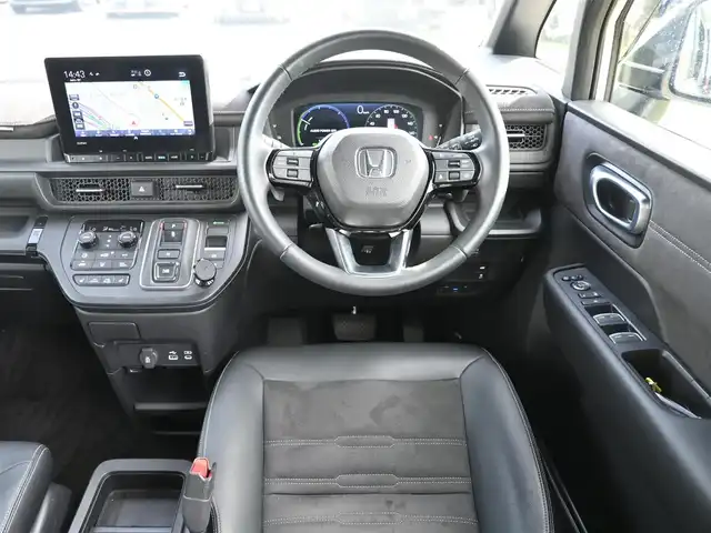 ホンダ ステップワゴン スパーダ eHEV プレミアムライン 千葉県 2024(令6)年 1.7万km プラチナホワイトパール ホンダセンシング/・衝突軽減ブレーキ（CMBS）/・車線維持支援システム（LKAS）/・アダプティブクルーズコントロール（ACC）/・後方誤発進抑制機能/・誤発進抑制機能/・ブラインドスポットインフォメーション/パワーバックドア/両側パワースライドドア/9インチ純正コネクトナビ/地デジTV/【DVD/CD再生機能　Bluetooth接続】/マルチビューカメラシステム/ドライブレコーダー（前後撮影）/ハーフレザーシート/前席シートヒーター/後席オットマン/革巻きステアリング/ステアリングスイッチ/パドルシフト/ETC/LEDヘッドライト/フォグライト/ウインカーミラー/コーナーセンサー/純正17インチアルミホイル/サイド/カーテンエアバッグ/Honda スマートキー