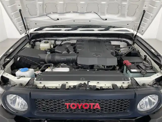 トヨタ ＦＪクルーザー 群馬県 2017(平29)年 2.5万km ホワイト 純正ディーラーナビ（NSCD-W66T)/・CD/SD/Bluetooth/AUX/ワンセグTV/＝＝＝＝＝/社外グリル　バンパーガード　純正ナビ　Ｂｌｕｅｔｏｏｔｈ　ドライブレコーダー　バックカメラ　ルーフキャリア　１７インチＡＷ　キーレス　ＬＥＤヘッドライト　ＥＴＣ　ステアリングスイッチ　４ＷＤ　禁煙車