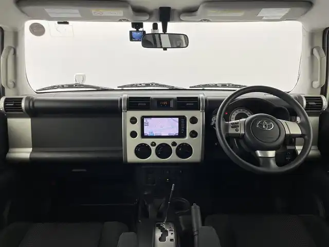 トヨタ ＦＪクルーザー 群馬県 2017(平29)年 2.5万km ホワイト 純正ディーラーナビ（NSCD-W66T)/・CD/SD/Bluetooth/AUX/ワンセグTV/＝＝＝＝＝/社外グリル　バンパーガード　純正ナビ　Ｂｌｕｅｔｏｏｔｈ　ドライブレコーダー　バックカメラ　ルーフキャリア　１７インチＡＷ　キーレス　ＬＥＤヘッドライト　ＥＴＣ　ステアリングスイッチ　４ＷＤ　禁煙車