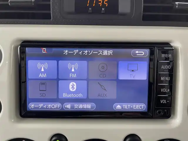 トヨタ ＦＪクルーザー 群馬県 2017(平29)年 2.5万km ホワイト 純正ディーラーナビ（NSCD-W66T)/・CD/SD/Bluetooth/AUX/ワンセグTV/＝＝＝＝＝/社外グリル　バンパーガード　純正ナビ　Ｂｌｕｅｔｏｏｔｈ　ドライブレコーダー　バックカメラ　ルーフキャリア　１７インチＡＷ　キーレス　ＬＥＤヘッドライト　ＥＴＣ　ステアリングスイッチ　４ＷＤ　禁煙車