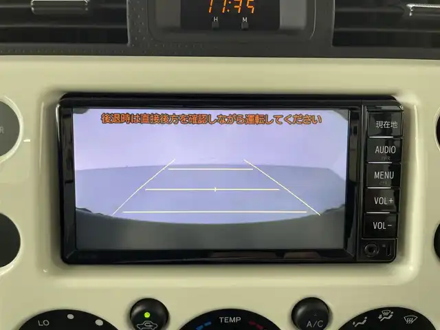 トヨタ ＦＪクルーザー 群馬県 2017(平29)年 2.5万km ホワイト 純正ディーラーナビ（NSCD-W66T)/・CD/SD/Bluetooth/AUX/ワンセグTV/＝＝＝＝＝/社外グリル　バンパーガード　純正ナビ　Ｂｌｕｅｔｏｏｔｈ　ドライブレコーダー　バックカメラ　ルーフキャリア　１７インチＡＷ　キーレス　ＬＥＤヘッドライト　ＥＴＣ　ステアリングスイッチ　４ＷＤ　禁煙車