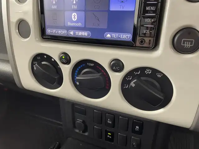 トヨタ ＦＪクルーザー 群馬県 2017(平29)年 2.5万km ホワイト 純正ディーラーナビ（NSCD-W66T)/・CD/SD/Bluetooth/AUX/ワンセグTV/＝＝＝＝＝/社外グリル　バンパーガード　純正ナビ　Ｂｌｕｅｔｏｏｔｈ　ドライブレコーダー　バックカメラ　ルーフキャリア　１７インチＡＷ　キーレス　ＬＥＤヘッドライト　ＥＴＣ　ステアリングスイッチ　４ＷＤ　禁煙車