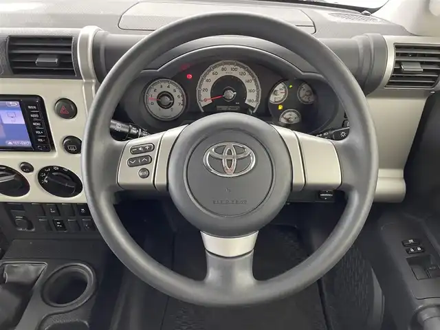 トヨタ ＦＪクルーザー 群馬県 2017(平29)年 2.5万km ホワイト 純正ディーラーナビ（NSCD-W66T)/・CD/SD/Bluetooth/AUX/ワンセグTV/＝＝＝＝＝/社外グリル　バンパーガード　純正ナビ　Ｂｌｕｅｔｏｏｔｈ　ドライブレコーダー　バックカメラ　ルーフキャリア　１７インチＡＷ　キーレス　ＬＥＤヘッドライト　ＥＴＣ　ステアリングスイッチ　４ＷＤ　禁煙車