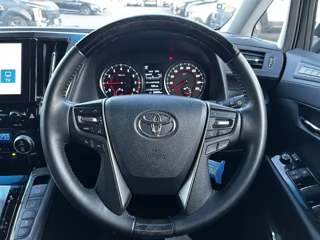 トヨタ アルファード S Cパッケージ 道北・旭川 2023(令5)年 2.4万km ホワイトパールクリスタルシャイン 純正ディスプレイオーディオ/フルセグTV/バックカメラ/純正フリップダウンモニター/純正DVDプレーヤー/TRDエアロ（フロント、サイド、リア）/TRDハイレスポンスマフラー/レザーシート/メモリーシート/前席シートヒーター＆クーラー/両側パワースライドドア/パワーバックドア/社外ドライブレコーダー/クルーズコントロール/ステアリングヒーター/シーケンシャルウィンカー/コーナーセンサー/純正エンジンスターター/純正バイカラーフォグランプ/ウェルカムライト
