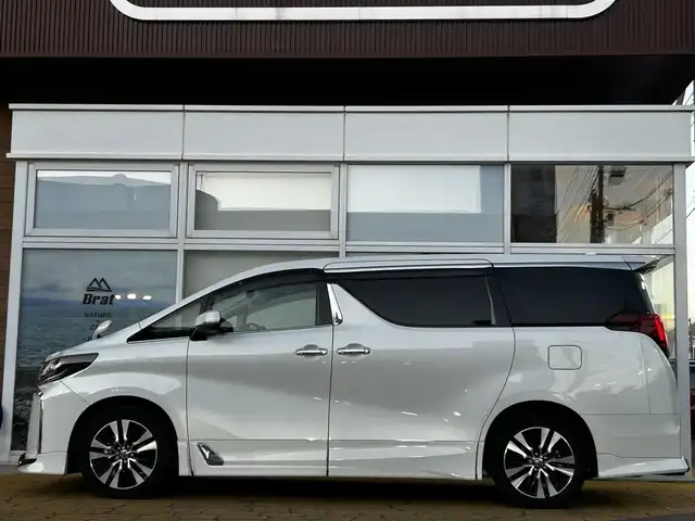 トヨタ アルファード S Cパッケージ 道北・旭川 2023(令5)年 2.4万km ホワイトパールクリスタルシャイン 純正ディスプレイオーディオ/フルセグTV/バックカメラ/純正フリップダウンモニター/純正DVDプレーヤー/TRDエアロ（フロント、サイド、リア）/TRDハイレスポンスマフラー/レザーシート/メモリーシート/前席シートヒーター＆クーラー/両側パワースライドドア/パワーバックドア/社外ドライブレコーダー/クルーズコントロール/ステアリングヒーター/シーケンシャルウィンカー/コーナーセンサー/純正エンジンスターター/純正バイカラーフォグランプ/ウェルカムライト