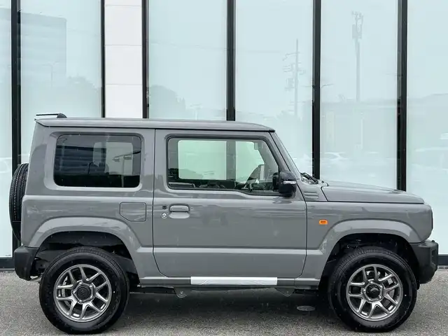 スズキ ジムニー XC 大阪府 2025(令7)年 0.1千km ミディアムグレー 衝突軽減ブレーキ/リアコーナーセンサー　/前席シートヒーター　/クルーズコントロール/レーンキープアシスト　/アイドリングストップ　/ステアリングスイッチ　/ダウンヒルアシストコントロール　/ルーフレール/純正16インチアルミホイール　/プッシュスタート　/スマートキー　/ＬＥＤライト