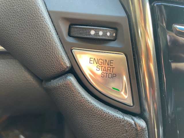 キャデラック ＡＴＳ-Ｖ スペックB 青森県 2016(平28)年 4.6万km パール キャデラックCUEシステム対応ナビ/カーボンエアロパッケージ/　ボンネットフード/　フロントスポイラー/　リアカーボンディフューザー/Brembo製レッドブレーキキャリパー/18インチ純正AW/BOSEサウンドシステム/レカロ製レザーアルカンタラパフォーマンスシート/　シートヒーター/　パワーシート/スエードタイプハンドルステアリング/ヘッドアップディスプレイ/ETC/スマートキー/保証書/車両取扱説明書