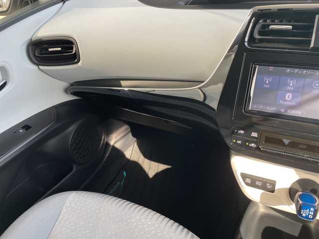 トヨタ プリウス S 愛知県 2018(平30)年 5.2万km スティールブロンドM 純正ナビ/純正アルミホイール/ＥＴＣ/フルセグ/CD DVD/Bluetooth/LEDヘッドライト/ドライブレコーダー/ステアリングスイッチ/スマートキー/プッシュスタート