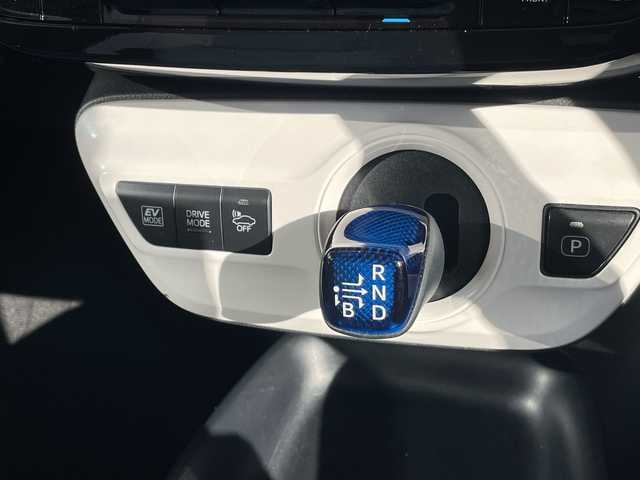 トヨタ プリウス S 愛知県 2018(平30)年 5.2万km スティールブロンドM 純正ナビ/純正アルミホイール/ＥＴＣ/フルセグ/CD DVD/Bluetooth/LEDヘッドライト/ドライブレコーダー/ステアリングスイッチ/スマートキー/プッシュスタート