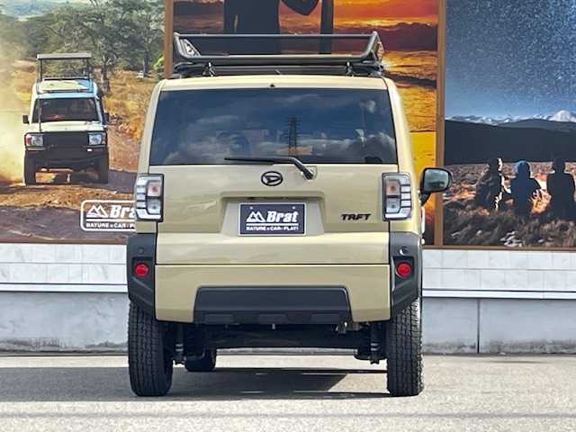 ダイハツ タフト G ターボ 長野県 2022(令4)年 3万km サンドベージュメタリック AIS検査済み/【2410018033】/スマートアシスト/ディスプレイオーディオ/クルーズコントロール/ETC/フルセグ/ドラレコ/ダムド　ラッキー　フェイスチェンジキット（社外）/ナイトロパワー15インチアルミ（社外）/マッドスター　ホワイトレタータイヤ（社外）/30ミリリフトアップコイル（社外）/ルーフラック（社外）/フロント＆サイドカメラ（社外）