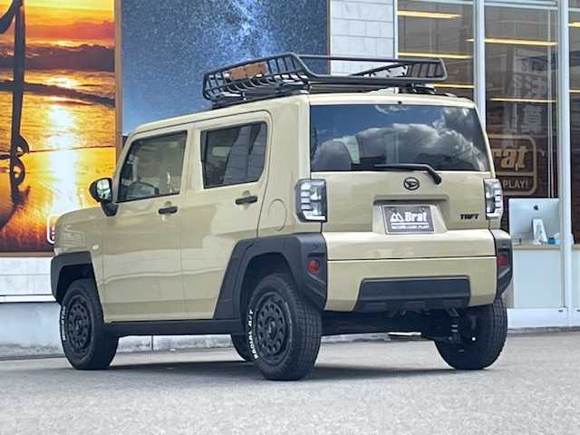 ダイハツ タフト G ターボ 長野県 2022(令4)年 3万km サンドベージュメタリック AIS検査済み/【2410018033】/スマートアシスト/ディスプレイオーディオ/クルーズコントロール/ETC/フルセグ/ドラレコ/ダムド　ラッキー　フェイスチェンジキット（社外）/ナイトロパワー15インチアルミ（社外）/マッドスター　ホワイトレタータイヤ（社外）/30ミリリフトアップコイル（社外）/ルーフラック（社外）/フロント＆サイドカメラ（社外）