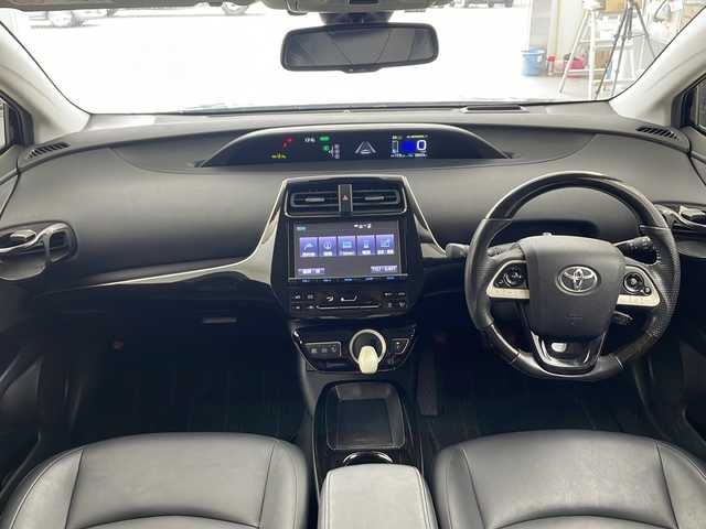 トヨタ プリウス A ツーリングセレクション 兵庫県 2016(平28)年 3.7万km アティチュードブラックマイカ ・Toyota Safety Sense/・プリクラッシュセーフティ/・レーンディパーチャーアラート/・オートマチックハイビーム /・レーダークルーズコントロール/・ブラインドスポットモニター〈BSM〉/・インテリジェントクリアランスソナー（巻き込み警報機能付）/・シンプルインテリジェントパーキングアシスト/・ドライブスタートコントロールEBD付ABS＆ブレーキアシスト/・S-VSC（ステアリング協調車両安定性制御システム）/・TRC（トラクションコントロール）/・車両接近通報装置緊急ブレーキシグナル/・ヒルスタートアシストコントロール/・純正9インチSDナビ（DSZT-YC4T）/CD/DVD/フルセグ/SD/BT/・バックカメラ/・ビルトインETC/・WALDエアロキット（フロント/サイド/リア）/・リアスポイラー/・WALD20インチアルミホイール/・WALDマフラー/・レザーシート/・シートヒーター/・LEDライト/・スマートキー