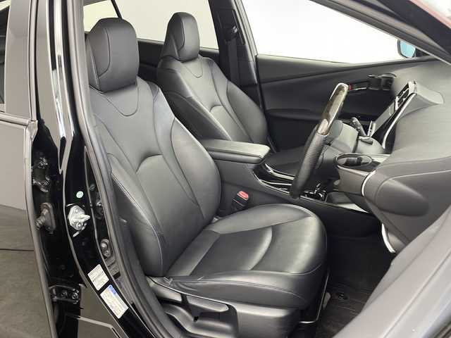 トヨタ プリウス A ツーリングセレクション 兵庫県 2016(平28)年 3.7万km アティチュードブラックマイカ ・Toyota Safety Sense/・プリクラッシュセーフティ/・レーンディパーチャーアラート/・オートマチックハイビーム /・レーダークルーズコントロール/・ブラインドスポットモニター〈BSM〉/・インテリジェントクリアランスソナー（巻き込み警報機能付）/・シンプルインテリジェントパーキングアシスト/・ドライブスタートコントロールEBD付ABS＆ブレーキアシスト/・S-VSC（ステアリング協調車両安定性制御システム）/・TRC（トラクションコントロール）/・車両接近通報装置緊急ブレーキシグナル/・ヒルスタートアシストコントロール/・純正9インチSDナビ（DSZT-YC4T）/CD/DVD/フルセグ/SD/BT/・バックカメラ/・ビルトインETC/・WALDエアロキット（フロント/サイド/リア）/・リアスポイラー/・WALD20インチアルミホイール/・WALDマフラー/・レザーシート/・シートヒーター/・LEDライト/・スマートキー