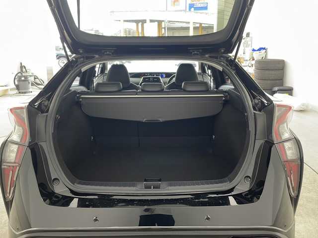 トヨタ プリウス A ツーリングセレクション 兵庫県 2016(平28)年 3.7万km アティチュードブラックマイカ ・Toyota Safety Sense/・プリクラッシュセーフティ/・レーンディパーチャーアラート/・オートマチックハイビーム /・レーダークルーズコントロール/・ブラインドスポットモニター〈BSM〉/・インテリジェントクリアランスソナー（巻き込み警報機能付）/・シンプルインテリジェントパーキングアシスト/・ドライブスタートコントロールEBD付ABS＆ブレーキアシスト/・S-VSC（ステアリング協調車両安定性制御システム）/・TRC（トラクションコントロール）/・車両接近通報装置緊急ブレーキシグナル/・ヒルスタートアシストコントロール/・純正9インチSDナビ（DSZT-YC4T）/CD/DVD/フルセグ/SD/BT/・バックカメラ/・ビルトインETC/・WALDエアロキット（フロント/サイド/リア）/・リアスポイラー/・WALD20インチアルミホイール/・WALDマフラー/・レザーシート/・シートヒーター/・LEDライト/・スマートキー