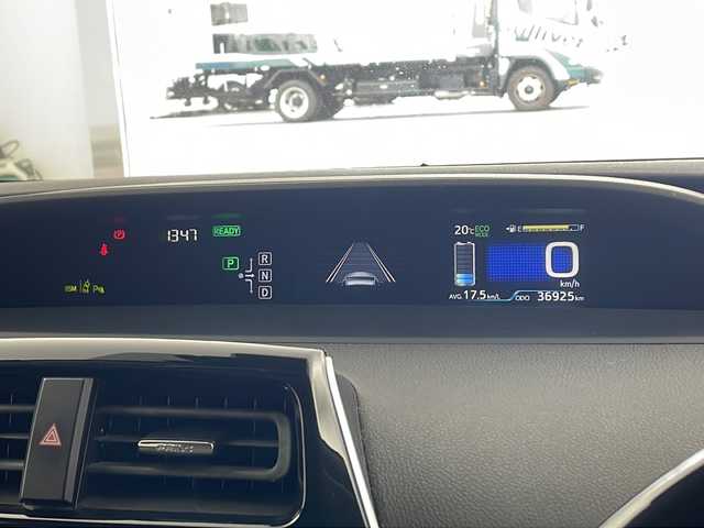 トヨタ プリウス A ツーリングセレクション 兵庫県 2016(平28)年 3.7万km アティチュードブラックマイカ ・Toyota Safety Sense/・プリクラッシュセーフティ/・レーンディパーチャーアラート/・オートマチックハイビーム /・レーダークルーズコントロール/・ブラインドスポットモニター〈BSM〉/・インテリジェントクリアランスソナー（巻き込み警報機能付）/・シンプルインテリジェントパーキングアシスト/・ドライブスタートコントロールEBD付ABS＆ブレーキアシスト/・S-VSC（ステアリング協調車両安定性制御システム）/・TRC（トラクションコントロール）/・車両接近通報装置緊急ブレーキシグナル/・ヒルスタートアシストコントロール/・純正9インチSDナビ（DSZT-YC4T）/CD/DVD/フルセグ/SD/BT/・バックカメラ/・ビルトインETC/・WALDエアロキット（フロント/サイド/リア）/・リアスポイラー/・WALD20インチアルミホイール/・WALDマフラー/・レザーシート/・シートヒーター/・LEDライト/・スマートキー