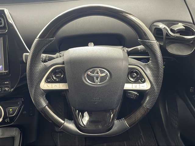 トヨタ プリウス A ツーリングセレクション 兵庫県 2016(平28)年 3.7万km アティチュードブラックマイカ ・Toyota Safety Sense/・プリクラッシュセーフティ/・レーンディパーチャーアラート/・オートマチックハイビーム /・レーダークルーズコントロール/・ブラインドスポットモニター〈BSM〉/・インテリジェントクリアランスソナー（巻き込み警報機能付）/・シンプルインテリジェントパーキングアシスト/・ドライブスタートコントロールEBD付ABS＆ブレーキアシスト/・S-VSC（ステアリング協調車両安定性制御システム）/・TRC（トラクションコントロール）/・車両接近通報装置緊急ブレーキシグナル/・ヒルスタートアシストコントロール/・純正9インチSDナビ（DSZT-YC4T）/CD/DVD/フルセグ/SD/BT/・バックカメラ/・ビルトインETC/・WALDエアロキット（フロント/サイド/リア）/・リアスポイラー/・WALD20インチアルミホイール/・WALDマフラー/・レザーシート/・シートヒーター/・LEDライト/・スマートキー