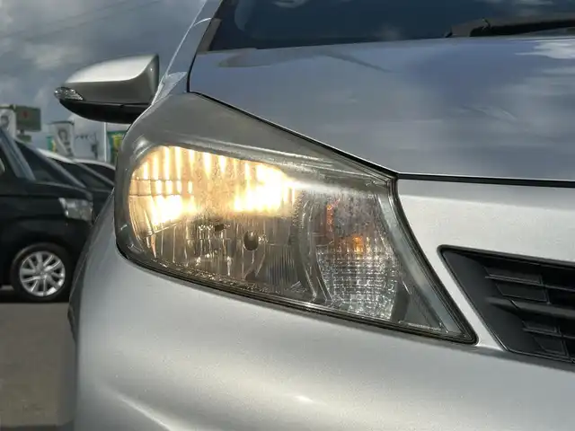 トヨタ ヴィッツ F 千葉県 2011(平23)年 5.2万km シルバーM スマートキー/ワンセグTV/純正SDナビ/ドライブレコーダー/純正フロアマット/純正アルミホイール/ハロゲンヘッドライト/Wエアバッグ/スペアキー