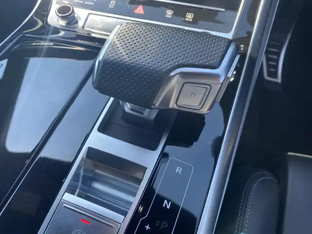 アウディ Ｑ７ 45 Sラインリミテッド 福岡県 2020(令2)年 5.1万km パール ・アダプティブクルーズコントロール/・純正メモリーナビ/USB/Bluetooth/AppleCarPlay/・全方位/・黒革シート/シートヒーター/・前後ドライブレコーダー/・フルセグ/・ETC/・純正21AW/・プッシュスタート/・パーキングアシスト/・アイドリングストップ/・スマートキー/・スペアキー/・3列シート/・電動リアゲート/・パワーシート/・レーンキープアシスト/・オートライト/・LEDライト/・ヘッドアップディスプレイ/・保証書/・取扱説明書