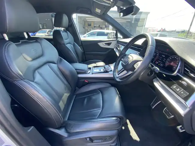 アウディ Ｑ７ 45 Sラインリミテッド 福岡県 2020(令2)年 5.1万km パール ・アダプティブクルーズコントロール/・純正メモリーナビ/USB/Bluetooth/AppleCarPlay/・全方位/・黒革シート/シートヒーター/・前後ドライブレコーダー/・フルセグ/・ETC/・純正21AW/・プッシュスタート/・パーキングアシスト/・アイドリングストップ/・スマートキー/・スペアキー/・3列シート/・電動リアゲート/・パワーシート/・レーンキープアシスト/・オートライト/・LEDライト/・ヘッドアップディスプレイ/・保証書/・取扱説明書