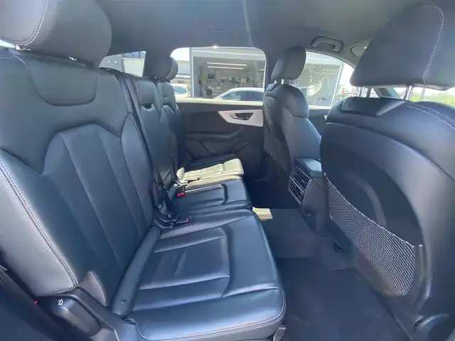 アウディ Ｑ７ 45 Sラインリミテッド 福岡県 2020(令2)年 5.1万km パール ・アダプティブクルーズコントロール/・純正メモリーナビ/USB/Bluetooth/AppleCarPlay/・全方位/・黒革シート/シートヒーター/・前後ドライブレコーダー/・フルセグ/・ETC/・純正21AW/・プッシュスタート/・パーキングアシスト/・アイドリングストップ/・スマートキー/・スペアキー/・3列シート/・電動リアゲート/・パワーシート/・レーンキープアシスト/・オートライト/・LEDライト/・ヘッドアップディスプレイ/・保証書/・取扱説明書