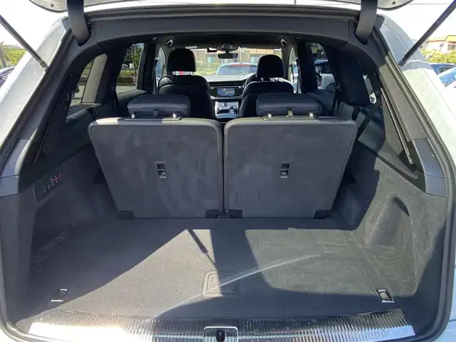 アウディ Ｑ７ 45 Sラインリミテッド 福岡県 2020(令2)年 5.1万km パール ・アダプティブクルーズコントロール/・純正メモリーナビ/USB/Bluetooth/AppleCarPlay/・全方位/・黒革シート/シートヒーター/・前後ドライブレコーダー/・フルセグ/・ETC/・純正21AW/・プッシュスタート/・パーキングアシスト/・アイドリングストップ/・スマートキー/・スペアキー/・3列シート/・電動リアゲート/・パワーシート/・レーンキープアシスト/・オートライト/・LEDライト/・ヘッドアップディスプレイ/・保証書/・取扱説明書