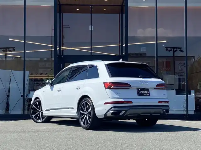 アウディ Ｑ７ 45 Sラインリミテッド 福岡県 2020(令2)年 5.1万km パール ・アダプティブクルーズコントロール/・純正メモリーナビ/USB/Bluetooth/AppleCarPlay/・全方位/・黒革シート/シートヒーター/・前後ドライブレコーダー/・フルセグ/・ETC/・純正21AW/・プッシュスタート/・パーキングアシスト/・アイドリングストップ/・スマートキー/・スペアキー/・3列シート/・電動リアゲート/・パワーシート/・レーンキープアシスト/・オートライト/・LEDライト/・ヘッドアップディスプレイ/・保証書/・取扱説明書
