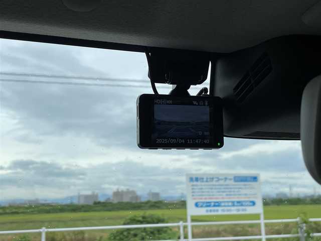 スズキ ジムニー XC 佐賀県 2024(令6)年 0.4万km ジャングルグリーン ワンオーナー/SDナビゲーション「MDV-S708」/・AM/FM/BT/CD/DVD/フルセグ/バックカメラ/純正OP背面タイヤカバー/LEDヘッドライト/・オートマチックハイビーム/USB入力端子/クルーズコントロール/前方ドライブレコーダー/シートヒーター「運転席/助手席」/革巻きステアリング/純正16インチアルミホイール/スマートキー/オートエアコン/フロアマット/ドアバイザー/新車保証書/取扱説明書/スペアキー1本/スズキセーフティーサポート/・デュアルセンサーブレーキサポート/・誤発進抑制機能（前進・後退両方）/・車線逸脱警報機能/・ふらつき警報機能/・先行車発進お知らせ機能/・ESP（車両走行安定補助システム／横滑り防止装置）/・ヒルホールドコントロール（坂道発進補助）/・ヒルディセントコントロール（下り坂速度制御）/・ABS＋EBD＋ブレーキアシスト/・エマージェンシーストップシグナル
