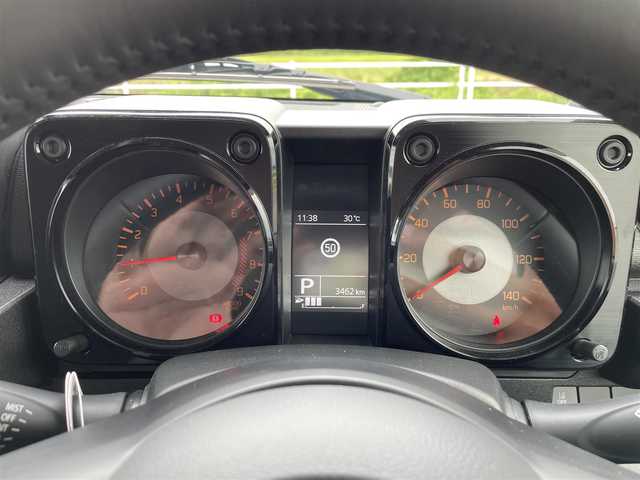 スズキ ジムニー XC 佐賀県 2024(令6)年 0.4万km ジャングルグリーン ワンオーナー/SDナビゲーション「MDV-S708」/・AM/FM/BT/CD/DVD/フルセグ/バックカメラ/純正OP背面タイヤカバー/LEDヘッドライト/・オートマチックハイビーム/USB入力端子/クルーズコントロール/前方ドライブレコーダー/シートヒーター「運転席/助手席」/革巻きステアリング/純正16インチアルミホイール/スマートキー/オートエアコン/フロアマット/ドアバイザー/新車保証書/取扱説明書/スペアキー1本/スズキセーフティーサポート/・デュアルセンサーブレーキサポート/・誤発進抑制機能（前進・後退両方）/・車線逸脱警報機能/・ふらつき警報機能/・先行車発進お知らせ機能/・ESP（車両走行安定補助システム／横滑り防止装置）/・ヒルホールドコントロール（坂道発進補助）/・ヒルディセントコントロール（下り坂速度制御）/・ABS＋EBD＋ブレーキアシスト/・エマージェンシーストップシグナル