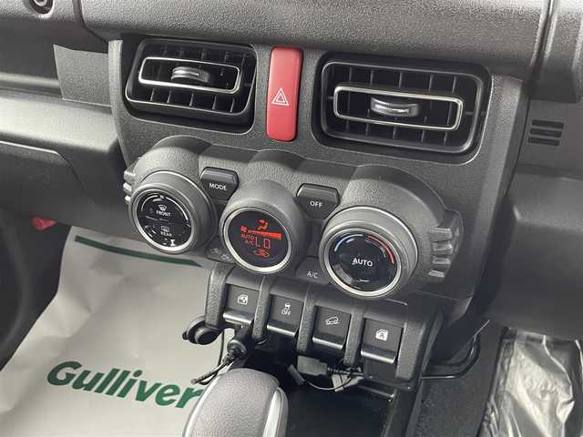 スズキ ジムニー XC 佐賀県 2024(令6)年 0.4万km ジャングルグリーン ワンオーナー/SDナビゲーション「MDV-S708」/・AM/FM/BT/CD/DVD/フルセグ/バックカメラ/純正OP背面タイヤカバー/LEDヘッドライト/・オートマチックハイビーム/USB入力端子/クルーズコントロール/前方ドライブレコーダー/シートヒーター「運転席/助手席」/革巻きステアリング/純正16インチアルミホイール/スマートキー/オートエアコン/フロアマット/ドアバイザー/新車保証書/取扱説明書/スペアキー1本/スズキセーフティーサポート/・デュアルセンサーブレーキサポート/・誤発進抑制機能（前進・後退両方）/・車線逸脱警報機能/・ふらつき警報機能/・先行車発進お知らせ機能/・ESP（車両走行安定補助システム／横滑り防止装置）/・ヒルホールドコントロール（坂道発進補助）/・ヒルディセントコントロール（下り坂速度制御）/・ABS＋EBD＋ブレーキアシスト/・エマージェンシーストップシグナル