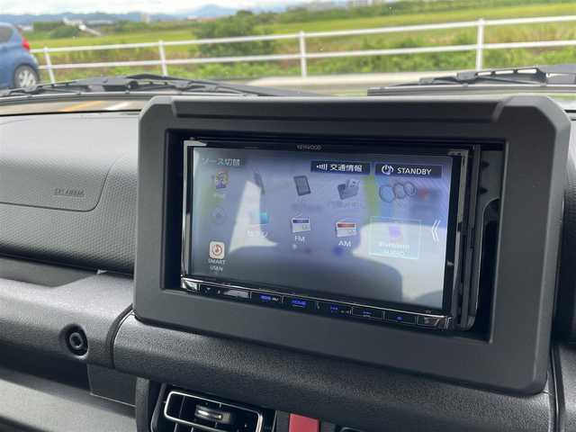 スズキ ジムニー XC 佐賀県 2024(令6)年 0.4万km ジャングルグリーン ワンオーナー/SDナビゲーション「MDV-S708」/・AM/FM/BT/CD/DVD/フルセグ/バックカメラ/純正OP背面タイヤカバー/LEDヘッドライト/・オートマチックハイビーム/USB入力端子/クルーズコントロール/前方ドライブレコーダー/シートヒーター「運転席/助手席」/革巻きステアリング/純正16インチアルミホイール/スマートキー/オートエアコン/フロアマット/ドアバイザー/新車保証書/取扱説明書/スペアキー1本/スズキセーフティーサポート/・デュアルセンサーブレーキサポート/・誤発進抑制機能（前進・後退両方）/・車線逸脱警報機能/・ふらつき警報機能/・先行車発進お知らせ機能/・ESP（車両走行安定補助システム／横滑り防止装置）/・ヒルホールドコントロール（坂道発進補助）/・ヒルディセントコントロール（下り坂速度制御）/・ABS＋EBD＋ブレーキアシスト/・エマージェンシーストップシグナル