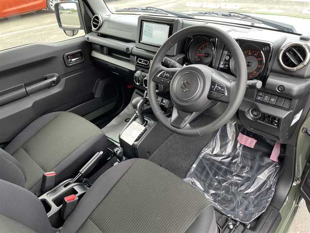 スズキ ジムニー XC 佐賀県 2024(令6)年 0.4万km ジャングルグリーン ワンオーナー/SDナビゲーション「MDV-S708」/・AM/FM/BT/CD/DVD/フルセグ/バックカメラ/純正OP背面タイヤカバー/LEDヘッドライト/・オートマチックハイビーム/USB入力端子/クルーズコントロール/前方ドライブレコーダー/シートヒーター「運転席/助手席」/革巻きステアリング/純正16インチアルミホイール/スマートキー/オートエアコン/フロアマット/ドアバイザー/新車保証書/取扱説明書/スペアキー1本/スズキセーフティーサポート/・デュアルセンサーブレーキサポート/・誤発進抑制機能（前進・後退両方）/・車線逸脱警報機能/・ふらつき警報機能/・先行車発進お知らせ機能/・ESP（車両走行安定補助システム／横滑り防止装置）/・ヒルホールドコントロール（坂道発進補助）/・ヒルディセントコントロール（下り坂速度制御）/・ABS＋EBD＋ブレーキアシスト/・エマージェンシーストップシグナル