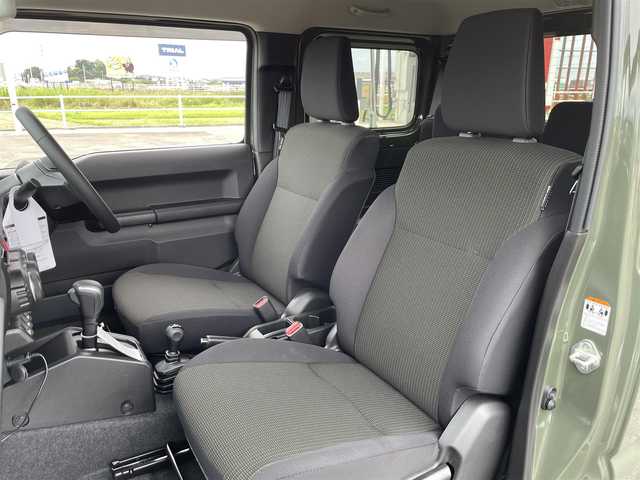 スズキ ジムニー XC 佐賀県 2024(令6)年 0.4万km ジャングルグリーン ワンオーナー/SDナビゲーション「MDV-S708」/・AM/FM/BT/CD/DVD/フルセグ/バックカメラ/純正OP背面タイヤカバー/LEDヘッドライト/・オートマチックハイビーム/USB入力端子/クルーズコントロール/前方ドライブレコーダー/シートヒーター「運転席/助手席」/革巻きステアリング/純正16インチアルミホイール/スマートキー/オートエアコン/フロアマット/ドアバイザー/新車保証書/取扱説明書/スペアキー1本/スズキセーフティーサポート/・デュアルセンサーブレーキサポート/・誤発進抑制機能（前進・後退両方）/・車線逸脱警報機能/・ふらつき警報機能/・先行車発進お知らせ機能/・ESP（車両走行安定補助システム／横滑り防止装置）/・ヒルホールドコントロール（坂道発進補助）/・ヒルディセントコントロール（下り坂速度制御）/・ABS＋EBD＋ブレーキアシスト/・エマージェンシーストップシグナル