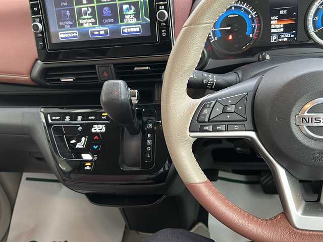 日産 デイズ ボレロ 神奈川県 2020(令2)年 1.1万km ピンク 純正ディーラーナビ/(CD/DVD/SD/AUX/USB/BT/フルセグTV)/全方位カメラ/スマートキー/衝突被害軽減ブレーキ/レーンキープアシスト/クリアランスソナー/アイドリングストップ/ピンクハーフレザーシート/ETC/前方ドライブレコーダー/オートライト/純正フロアマット/純正ドアバイザー/ステアリングスイッチ/電動格納ウィンカーミラー/ISOFIX/スペアキー×1/保証書/取扱説明書