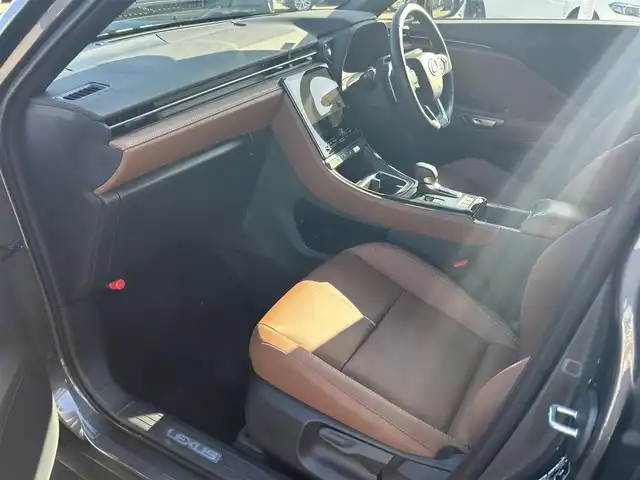 レクサス ＬＢＸ リラックス 愛媛県 2024(令6)年 0.7万km ソニッククロム プッシュスタート/純正メーカーナビ（FM/AM/フルセグTV/Bluetooth）/バックカメラ/ETC2.0/クルーズコントロール/パワーバックドア/レザーシート/シートヒーター/ステアリングヒーター/オートライト/オートマチックハイビーム/横滑り防止装置/レーンキープアシスト/純正アルミホイール