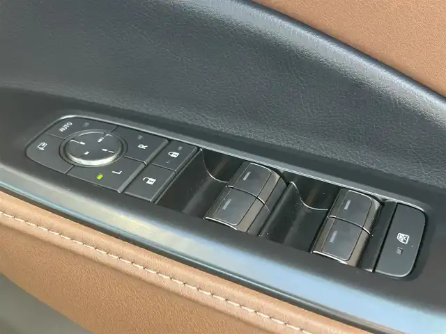レクサス ＬＢＸ リラックス 愛媛県 2024(令6)年 0.7万km ソニッククロム プッシュスタート/純正メーカーナビ（FM/AM/フルセグTV/Bluetooth）/バックカメラ/ETC2.0/クルーズコントロール/パワーバックドア/レザーシート/シートヒーター/ステアリングヒーター/オートライト/オートマチックハイビーム/横滑り防止装置/レーンキープアシスト/純正アルミホイール
